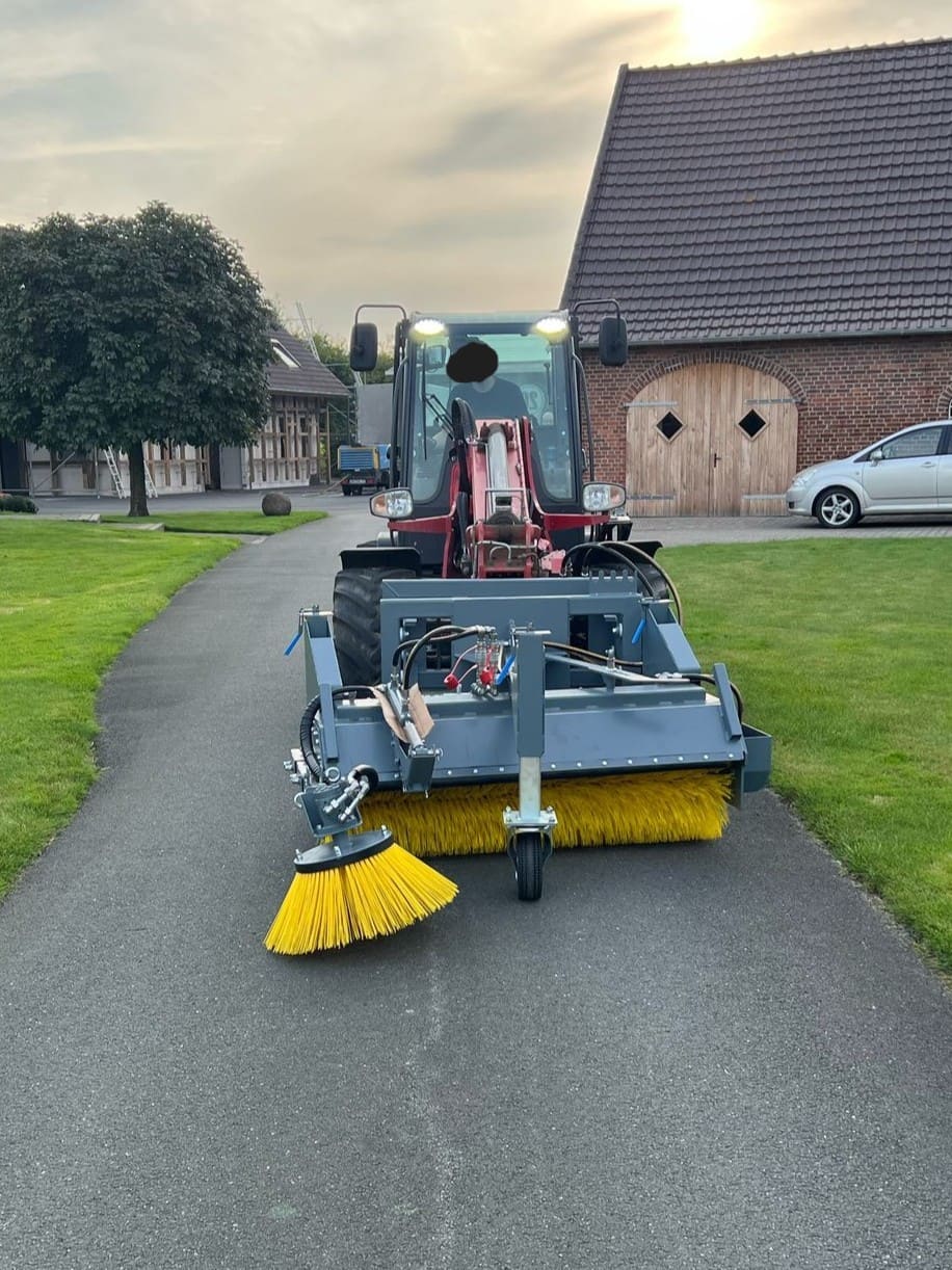 Hydraulische Anbaukehrmaschine im Einsatz an einem Lader