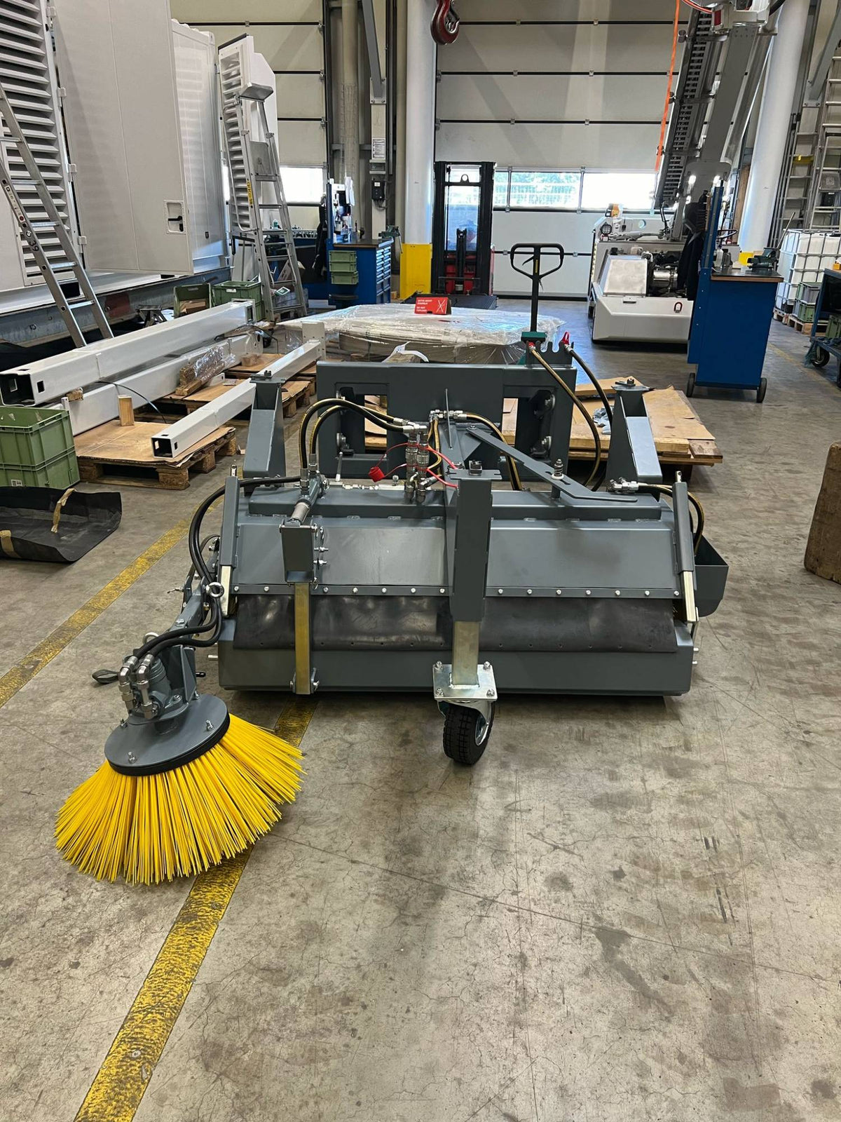 Hydraulische Anbaukehrmaschine in der Werkstatt, Frontansicht