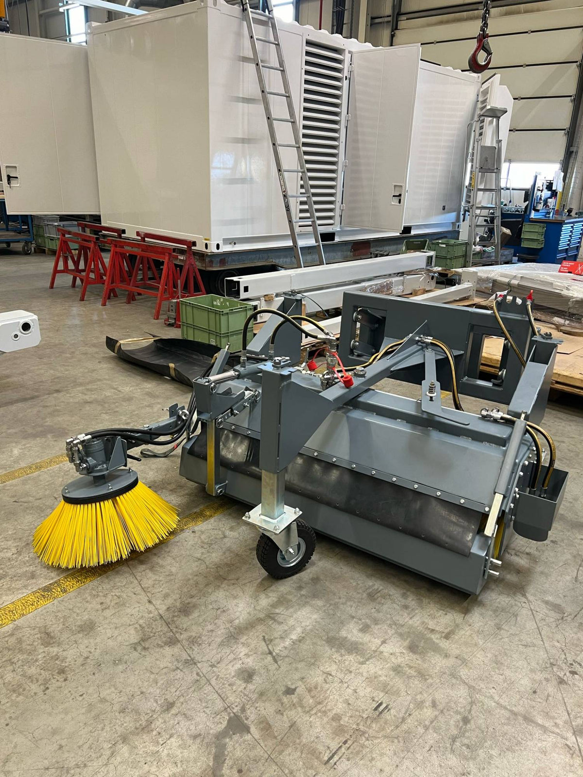 Hydraulische Anbaukehrmaschine in der Werkstatt, Seitenansicht mit Seitenbesen