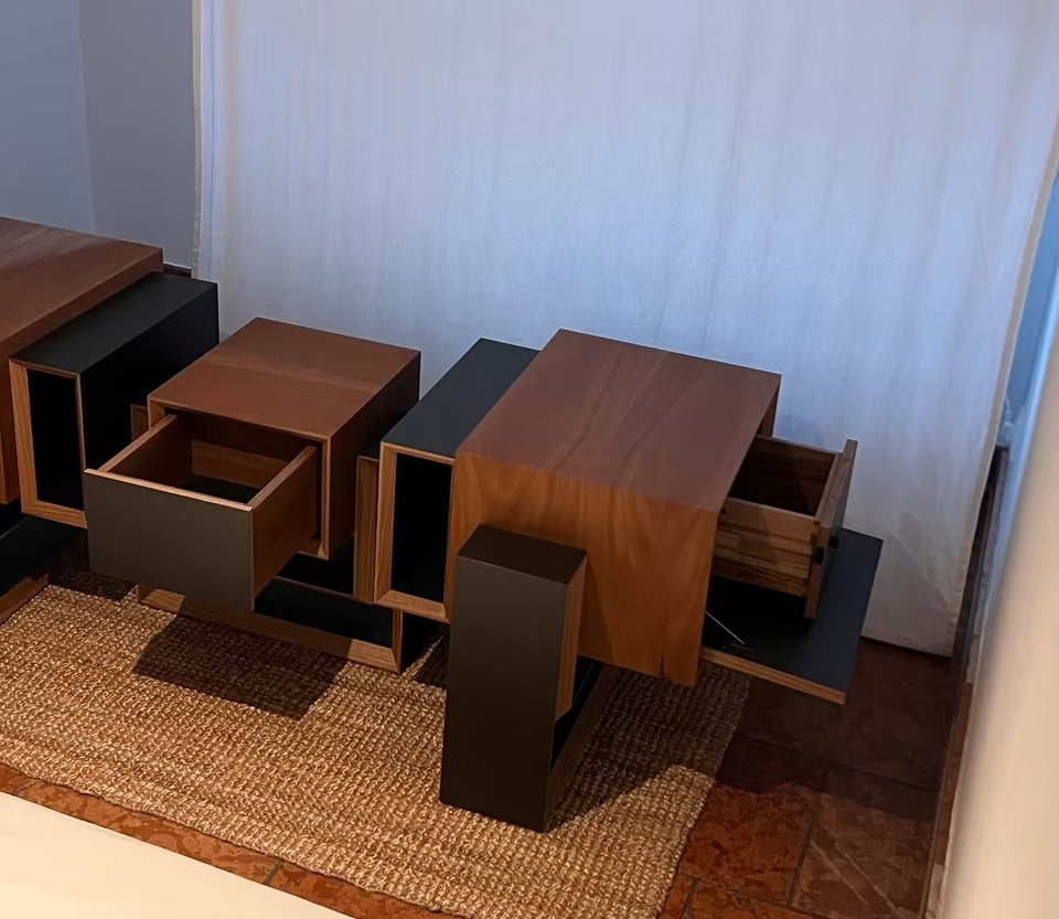 Credenza in noce realmente costruita, con i cassetti aperti
