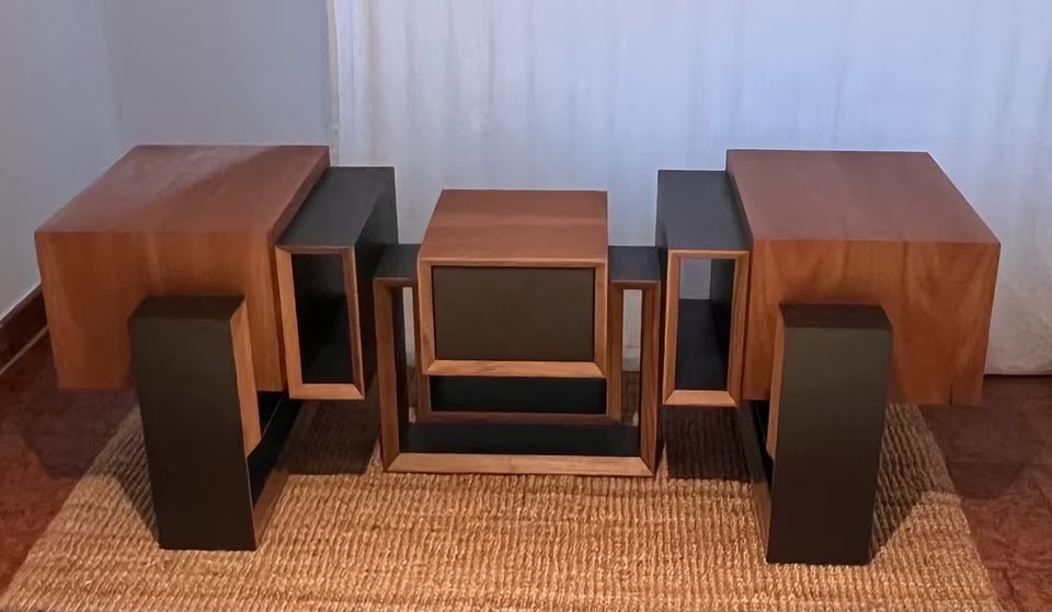 Credenza in noce realmente costruita, vista frontale